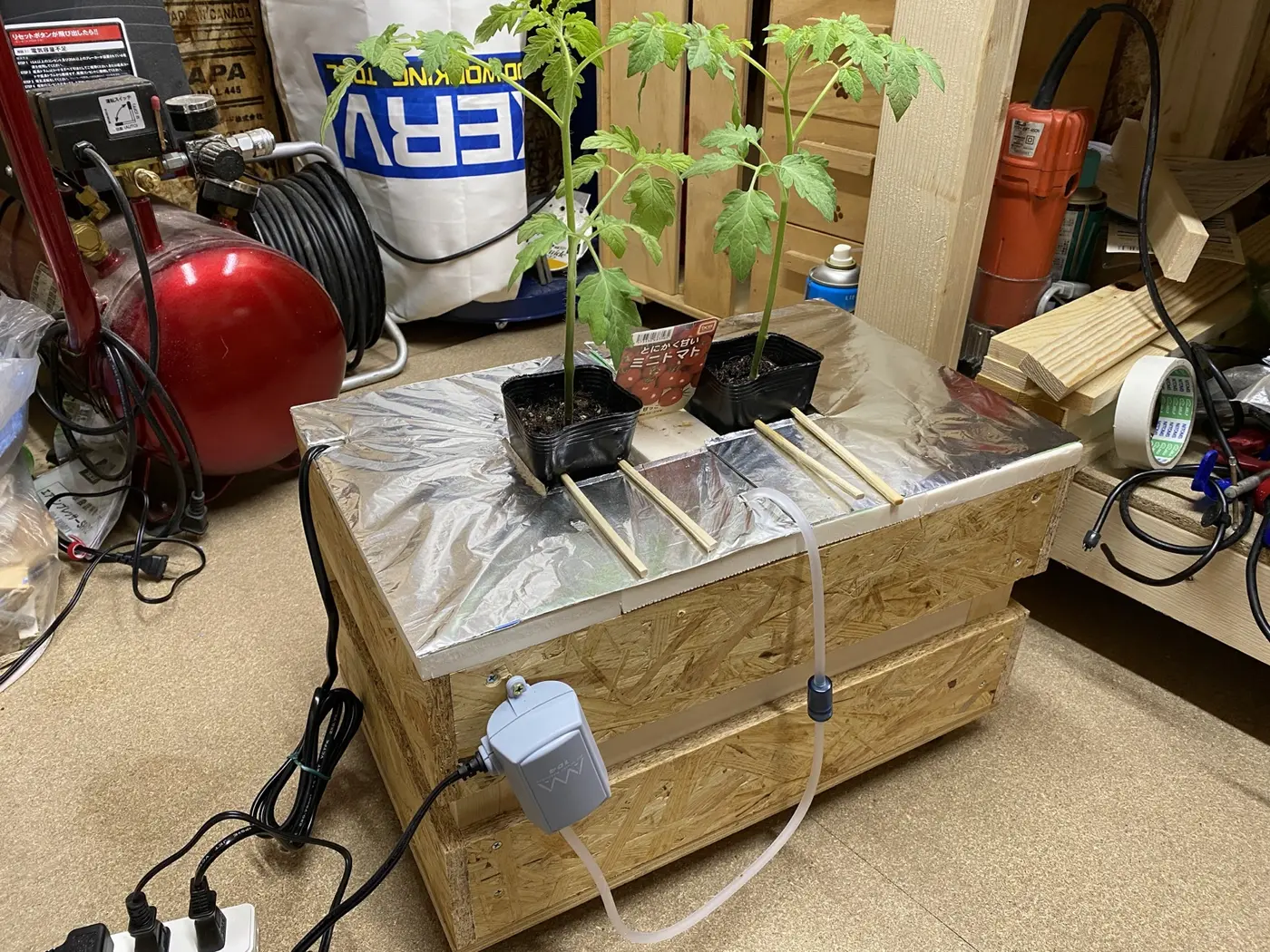 木材で製作中の水耕栽培ボックス