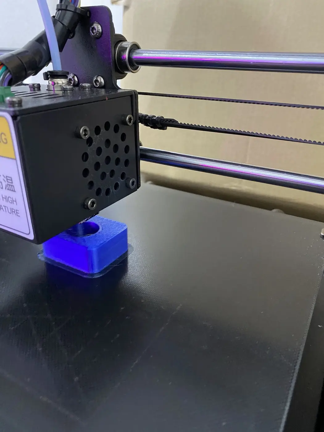 水耕栽培用部品を3Dプリントしている様子