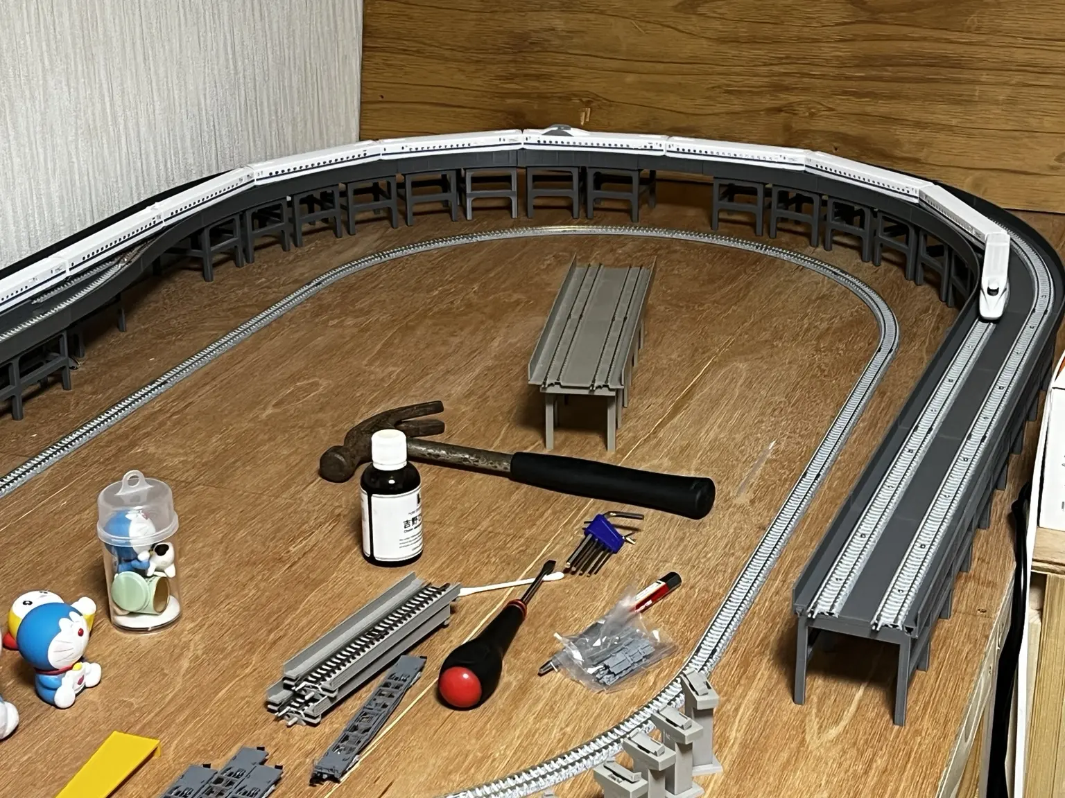 高架線がほぼ一周つながったNゲージレイアウト
