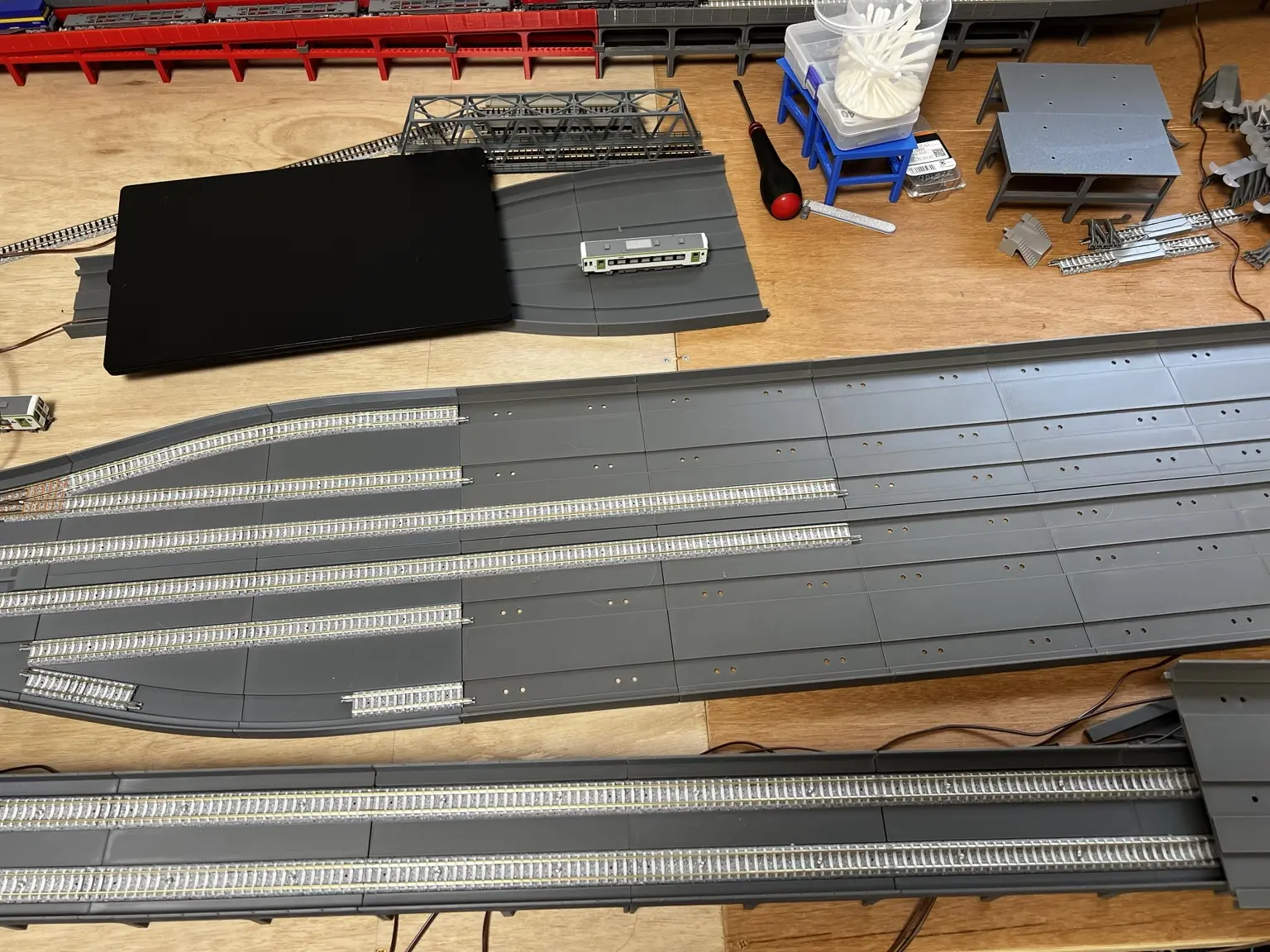 分割して3Dプリントした2面6線駅の大型ベース