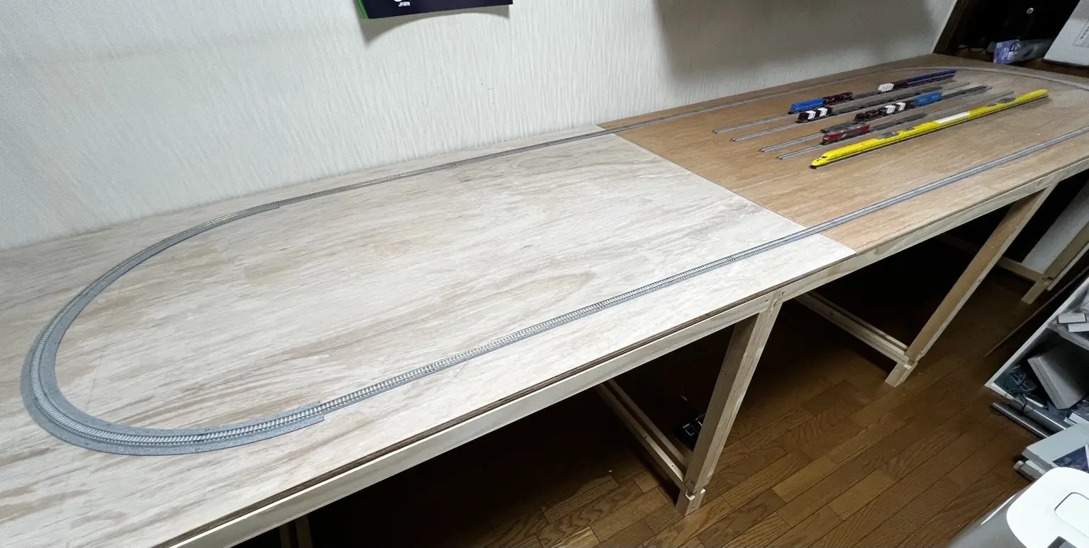 約910×4600mmのNゲージレイアウトを載せる大型ベース
