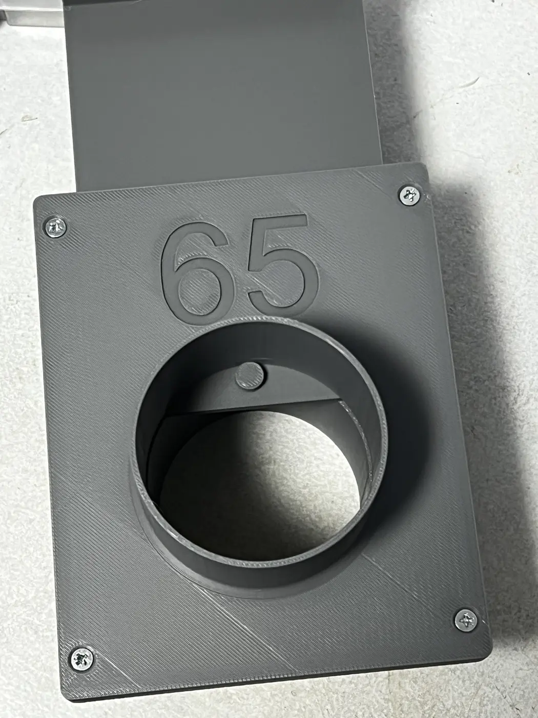 65φの数字を表記した集塵ダクト用シャッターの正面